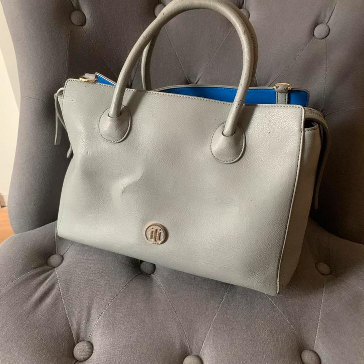 Tommy Hilfiger grijze en elektrische blauwe leren tas TH, Handtassen en Accessoires, Tassen | Damestassen, Zo goed als nieuw, Handtas