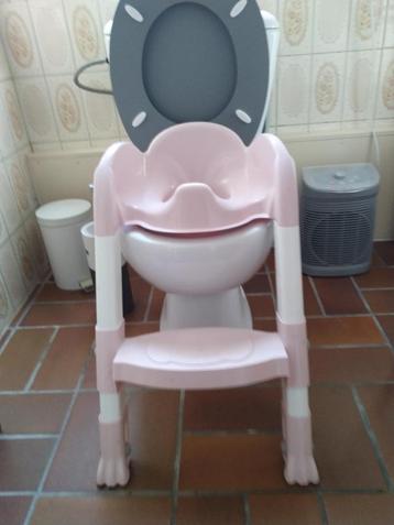 toilettes pour enfants avec escalier