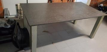  Tafel met vol Arduin blad beschikbaar voor biedingen