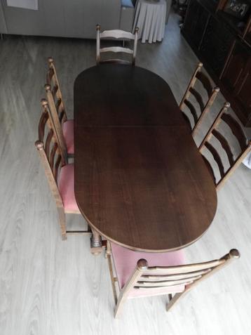 Te koop  uitschuifbare tafel met 6 stoelen in kersenhout