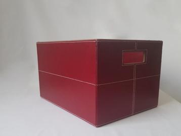 Mooie rood-bordeau leren doos met geïntegreerde handgrepen