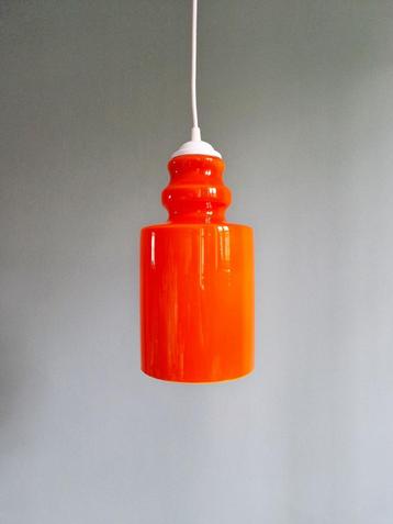 Suspension vintage en opaline orange, années 70 disponible aux enchères