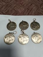 Medaille van paarden in metaal, Ophalen