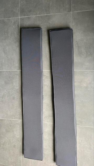 2 Langwerpige kussens ideaal voor picknickbank beschikbaar voor biedingen