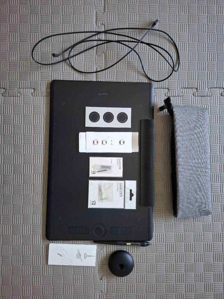 Wacom tekentablet - Wacom Intuos Pro, Computers en Software, Tekentablets, Zo goed als nieuw, Bedraad, Ophalen