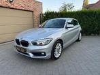 BMW 118iA JOY Edition,GARANTIE,AIRCO,NAVI,CRUISe,PDC,USB,LED, Auto's, BMW, Te koop, Zilver of Grijs, Berline, Benzine