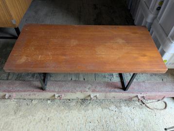 Table de salon moderniste Meurop beschikbaar voor biedingen