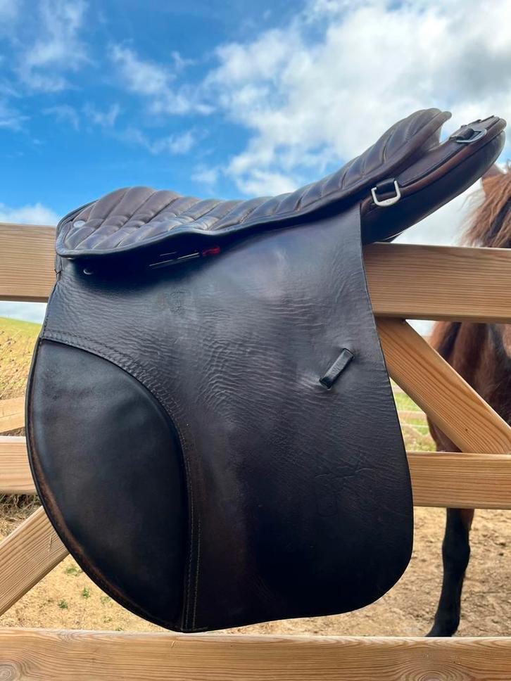 Te koop: Vintage Fritz Goertz veelzijdigheidszadel (17 inch), Dieren en Toebehoren, Paarden en Pony's | Zadels, Gebruikt, Recreatie