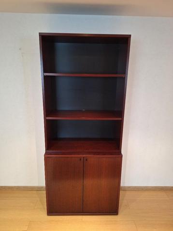 Boekenkast beschikbaar voor biedingen