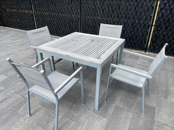 Tafel + 4 stoelen beschikbaar voor biedingen