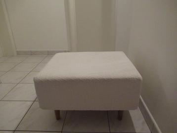 voetenbak-poef-ivoorwitte wasbare bekleding-beuken poten beschikbaar voor biedingen