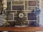 Bronzen schouwgarnituur van staande klok en 2 kandelaars, Antiek en Kunst, Ophalen