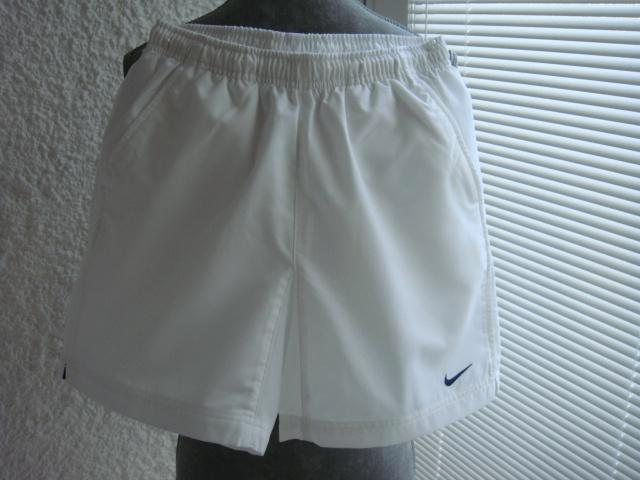 Short blanc. Marque "NIKE" 10 ans, Kinderen en Baby's, Kinderkleding | Maat 140, Zo goed als nieuw, Jongen, Sport- of Zwemkleding