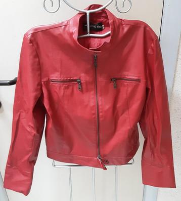 Nieuw: Kort rood jasje in imitatieleer mt Medium *Sheng Bao* beschikbaar voor biedingen