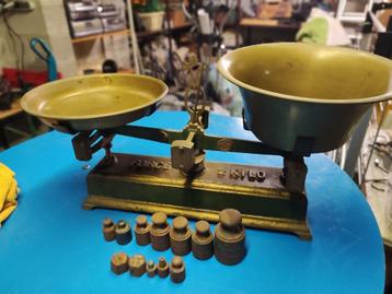 Ancienne balance en fonte avec poids, Enlèvement, 1 à 500 grammes, Balance à suspension, Analogique