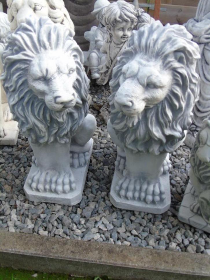 paar zittende leeuwen in gepatineerde steen!, Tuin en Terras, Tuinwanddecoratie, Nieuw, Ophalen