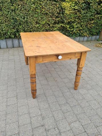 Grote oud grenen keukentafel met schuif opzij beschikbaar voor biedingen