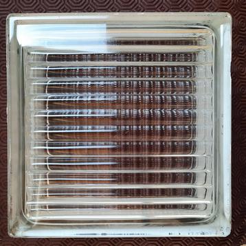 6 nette glasdallen in plastiek box beschikbaar voor biedingen