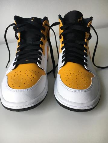 Sneakers :Nike air Jordan Mid: Gold/Black/White