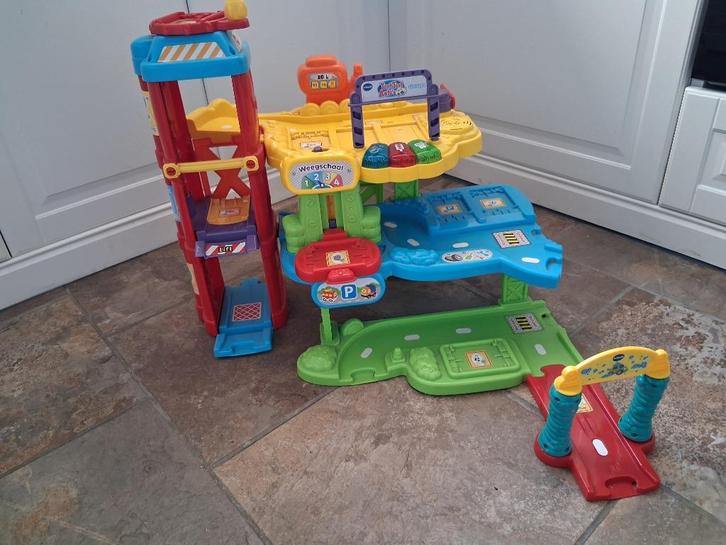 V Tech Toet Toet garage , 6 auto's + 60 onderdelen, Kinderen en Baby's, Speelgoed | Vtech, Zo goed als nieuw, 4 tot 6 jaar, Ophalen