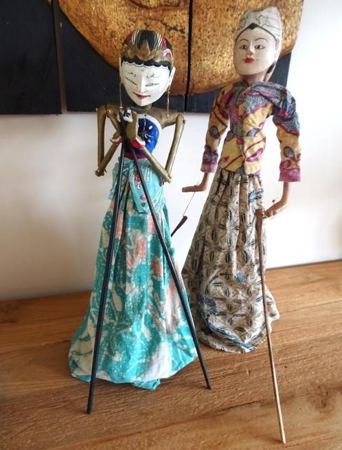Indonesië, Java: 2 vintage handmade Wayang golek stokpoppen, Antiek en Kunst, Kunst | Niet-Westerse kunst, Ophalen of Verzenden