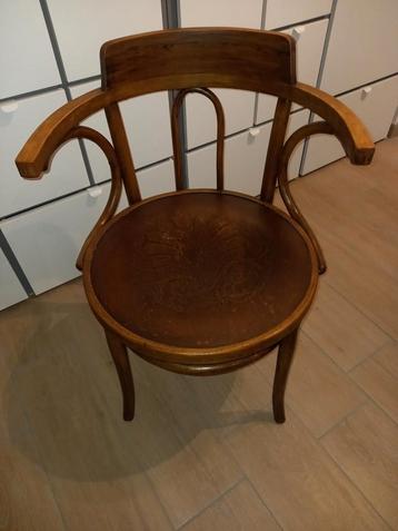 houten antieke stoel beschikbaar voor biedingen