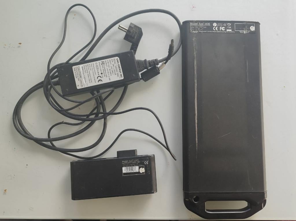 Batterij  en lader  voor bakfiets (aesi A36 & cop1), Ophalen, Gebruikt