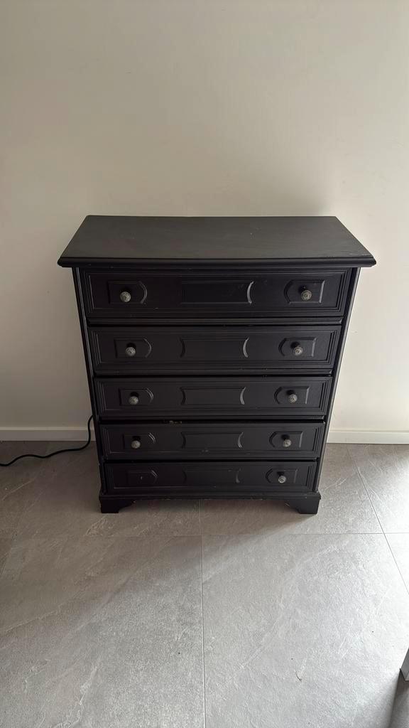 Ladekast zwart landelijk/commode 5 laden, Maison & Meubles, Armoires | Commodes, Comme neuf, Enlèvement