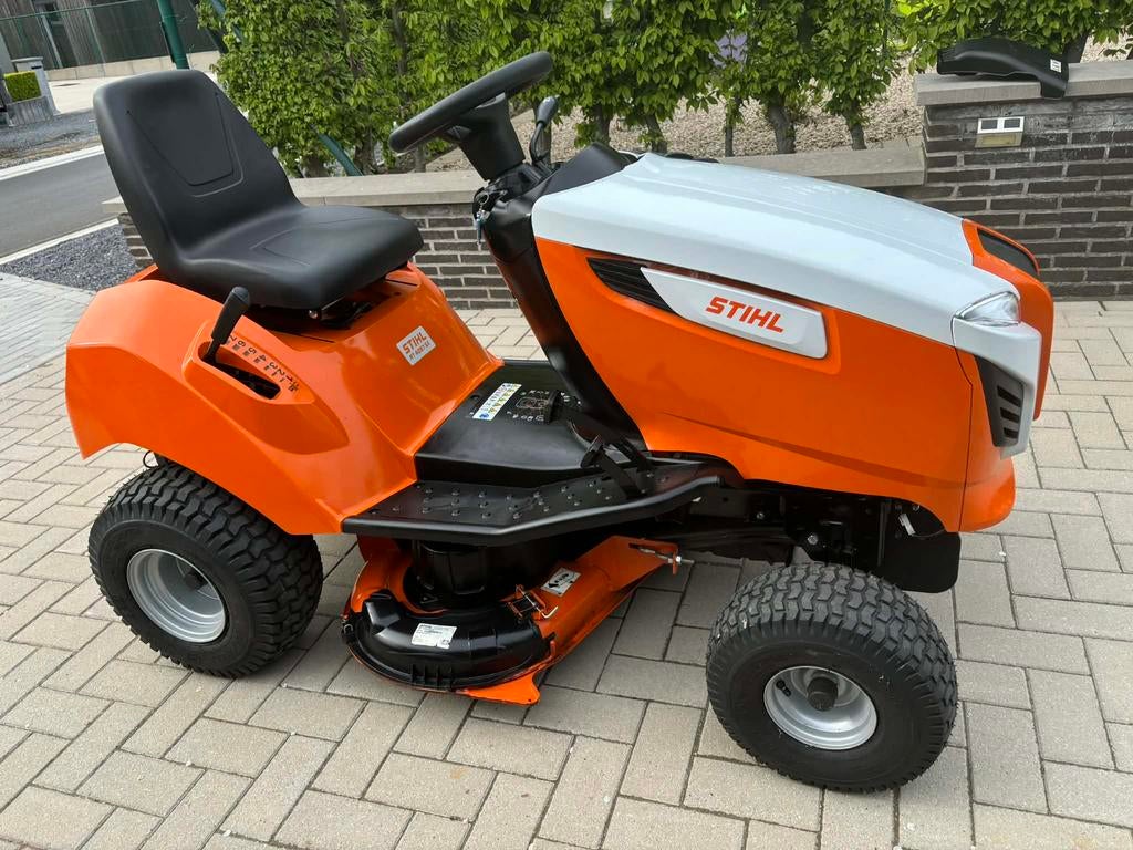 Jonge en zeer mooie Stihl  mulcher of zijwaarts werpen, Jardin & Terrasse, Tondeuses autoportées, Comme neuf, 90 à 120 cm, Démarrage électrique