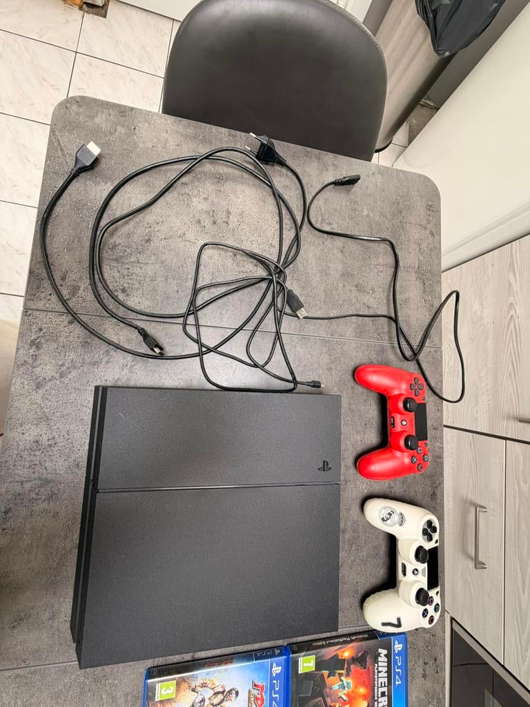 Ps4 met 2 controllers en 5 spelletjes te koop, Ophalen, Met 2 controllers, Original, Gebruikt