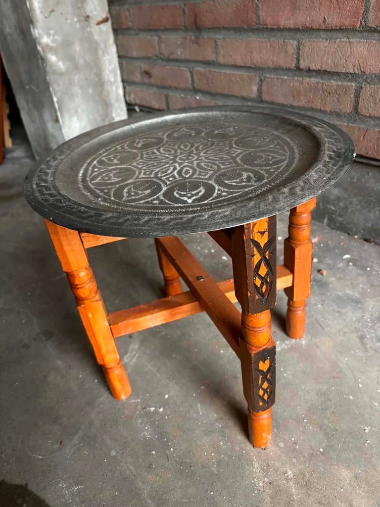 Petite table orientale avec plateau gravé, Enlèvement
