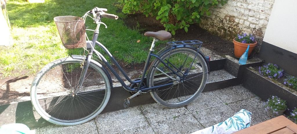 Vélo (à réparer) : cadre, selle + roues en état correct., Enlèvement