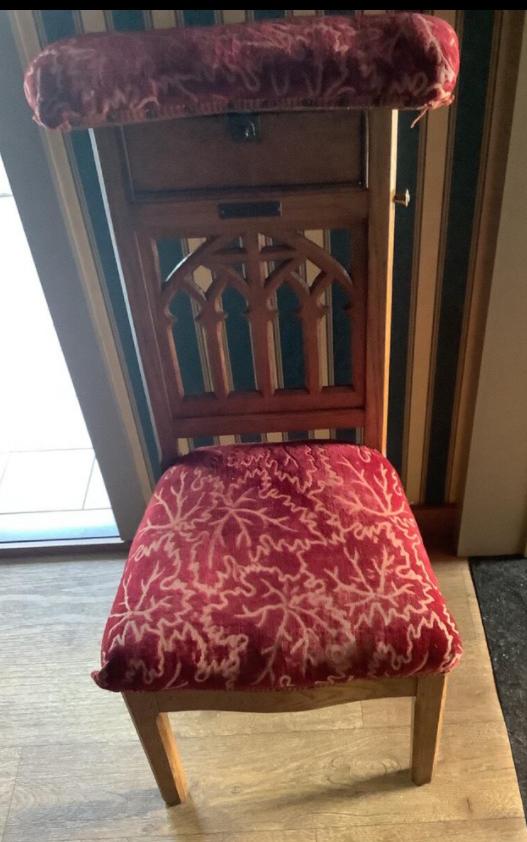 Chaise d'église originale - avec espace pour la Bible, Antiquités & Art, Enlèvement