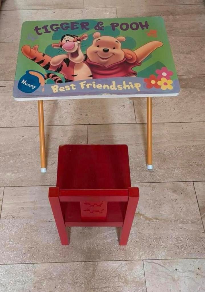 Bureau enfant Tigger Pooh et sa chaise rouge.Très bon état, Enfants & Bébés, Chambre d'enfant | Tables & Chaises, Enlèvement, Comme neuf
