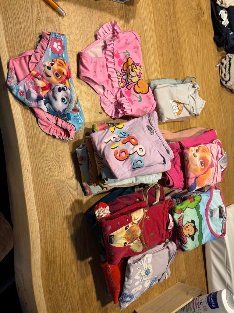 Groot kleding pakket meisje maat 104, Enlèvement, Comme neuf, Taille 104