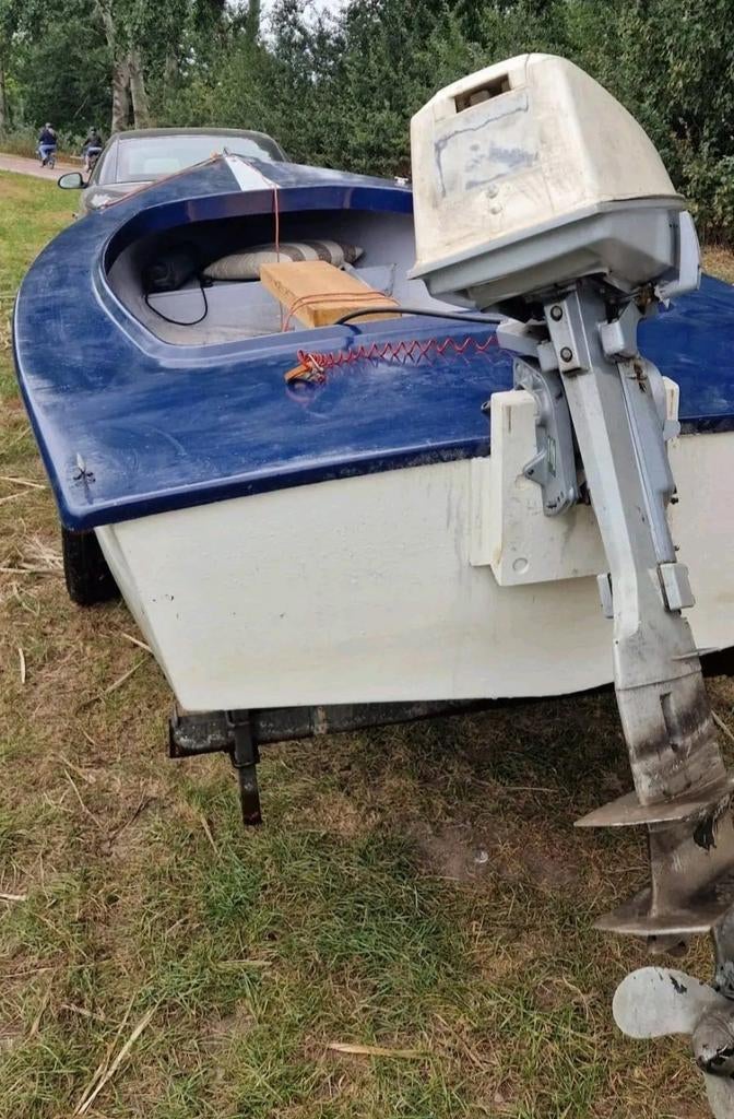 Leuk sloepje op trailer met 4pk evinrude tweetakt, Sports nautiques & Bateaux, Bateaux à moteur & Yachts à moteur, Utilisé, Polyester