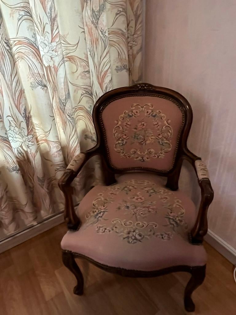 Fauteuil style Louis XV, structure bois massif +tissu floral, Enlèvement