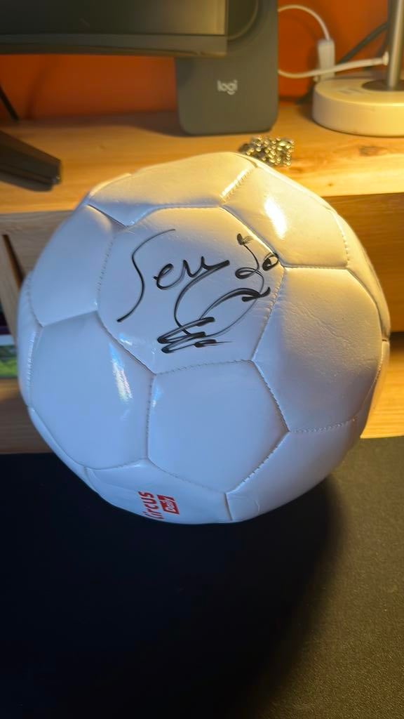 Bal gehandtekend door zanger Sergio, Ophalen, Zo goed als nieuw, Overige typen, Gesigneerd