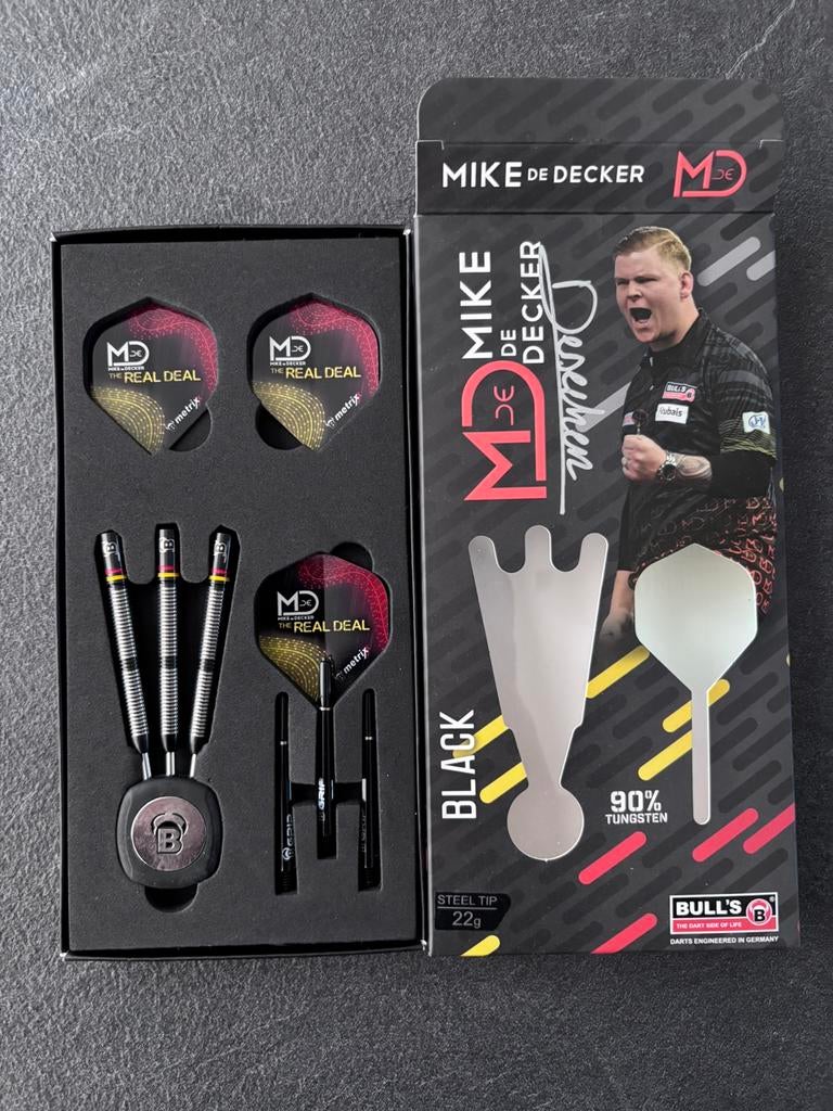 Bulls Mike De Decker Black gesigneerd !, Sport en Fitness, Darts, Ophalen, Zo goed als nieuw, Flights