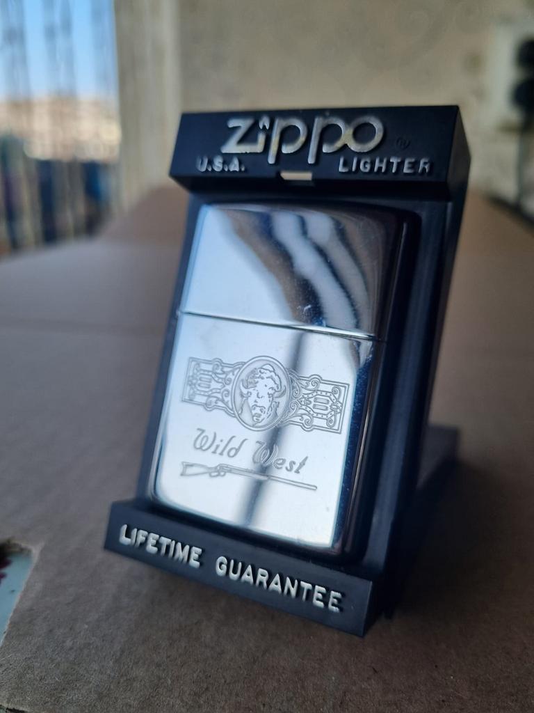 Zippo Wild West - 1995, Verzamelen, Rookartikelen, Aanstekers en Luciferdoosjes, Zo goed als nieuw, Aansteker, Verzenden