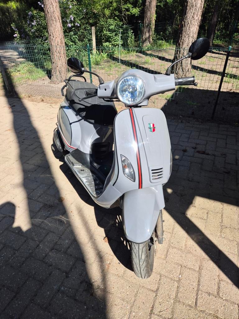 Gts toscana pure bj 2022 b classe tip top in orde, Fietsen en Brommers, Brommers | Overige merken, Ophalen, GTS toscana, 49 cc