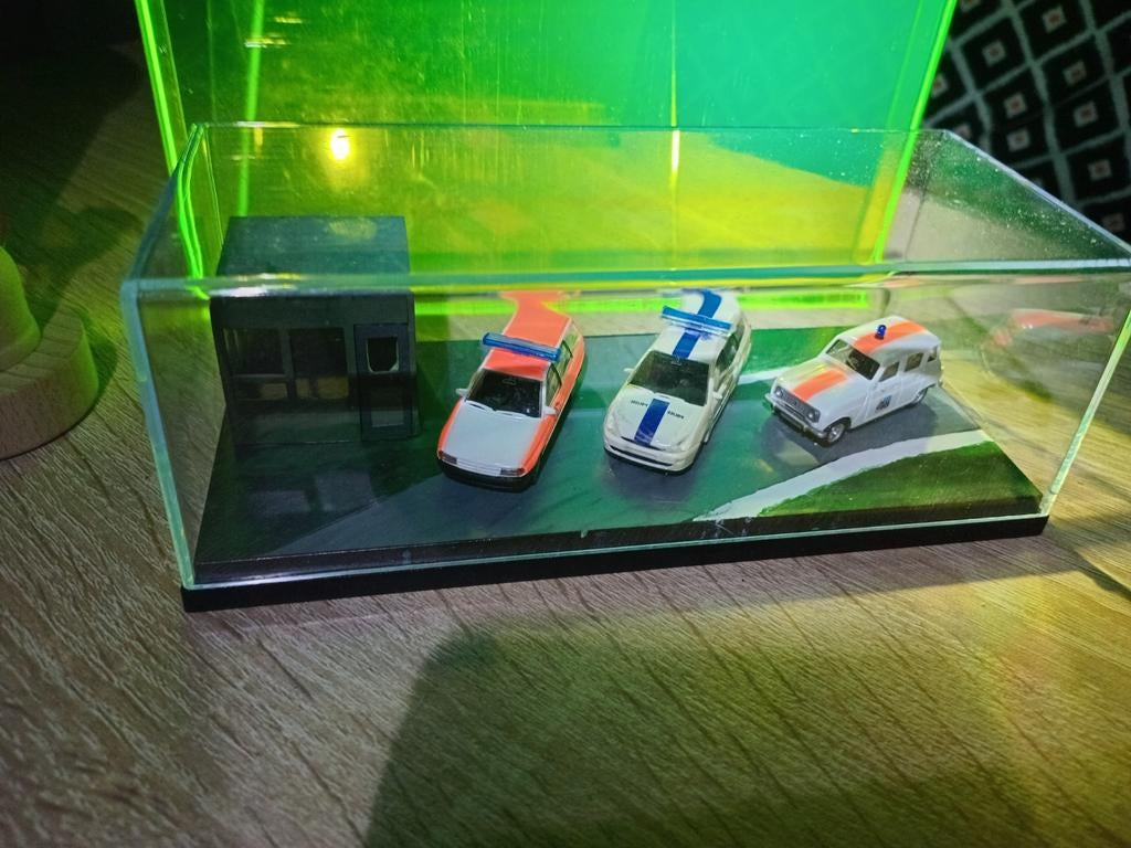 Gendarmerie diorama, Enlèvement