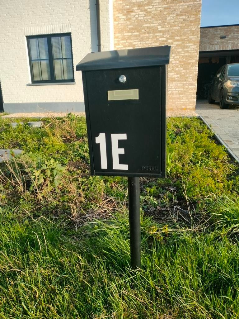 Boîte aux lettres + courrier, Enlèvement, Comme neuf, Acier, Sur pied