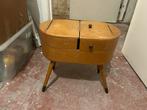 Boîte à couture vintage sur pieds — 1960, Hobby & Loisirs créatifs, Enlèvement, Utilisé