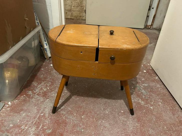 Boîte à couture vintage sur pieds — 1960, Hobby & Loisirs créatifs, Couture & Fournitures, Utilisé, Enlèvement