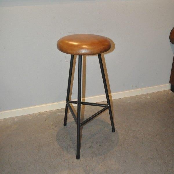 Vier nieuwe stalen barkrukken met schapenleren zitting, Huis en Inrichting, Barkrukken, Ophalen, Nieuw, Leer