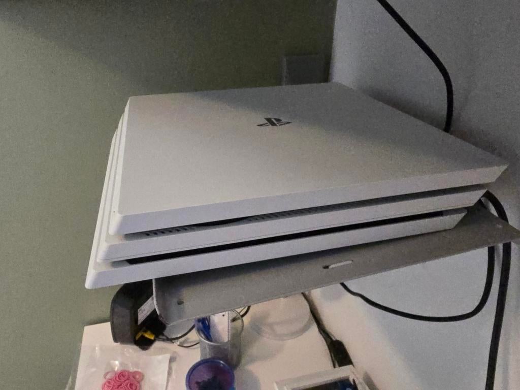 Witte Playstation 4 pro met 2 controllers in Nieuwe staat, Games en Spelcomputers, Ophalen, Met 2 controllers, Zo goed als nieuw