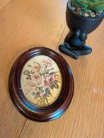 Petit cadre ovale vintage en bois foncé, contenant un tissu, Enlèvement