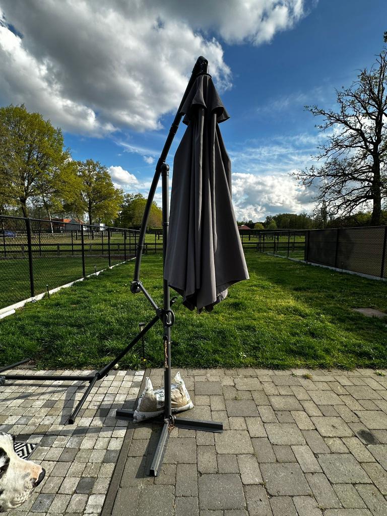 Parasol gris/noir, Comme neuf, Parasol flottant, Enlèvement, 2 à 3 mètres