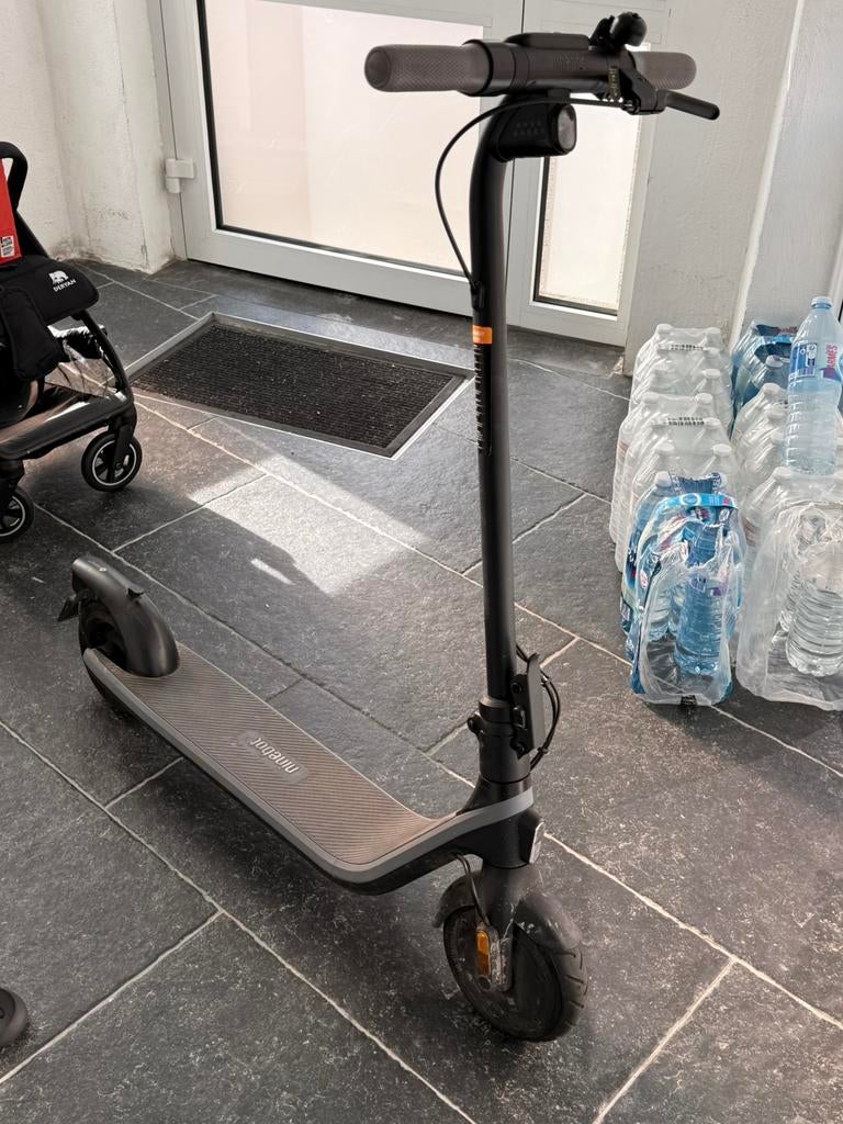 Segway Ninebot E2– zeer goede staat – oplader inbegrepen, Fietsen en Brommers, Steps, Zo goed als nieuw, Ophalen